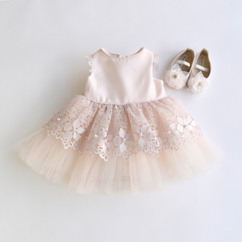 Robe en dentelle pour fille de Baby Monica