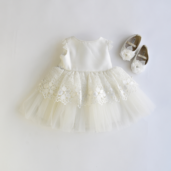 Robe en dentelle pour fille de Baby Monica