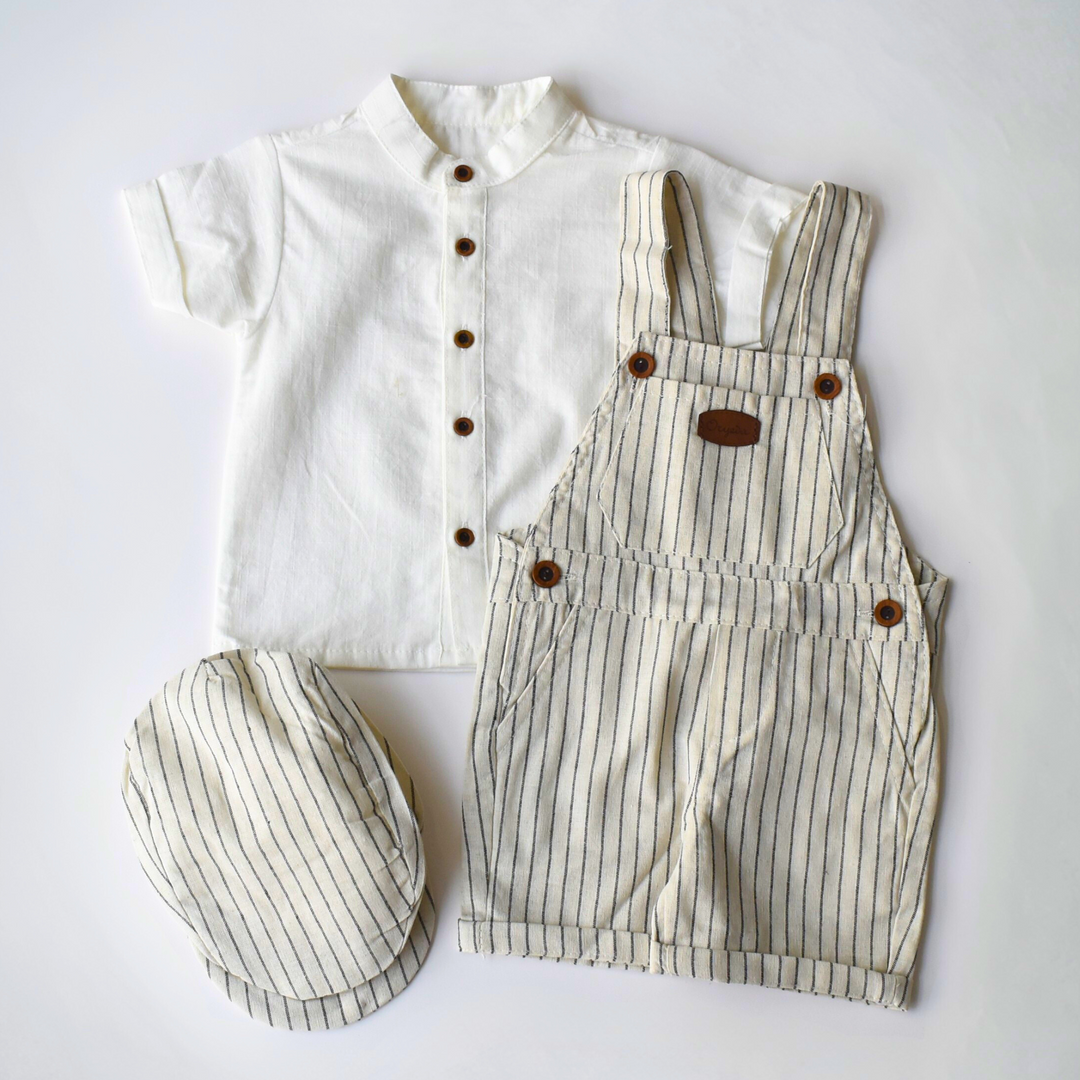 Ensemble enfant avec chemise blanche à manches courtes, salopette à rayures et casquette assortie