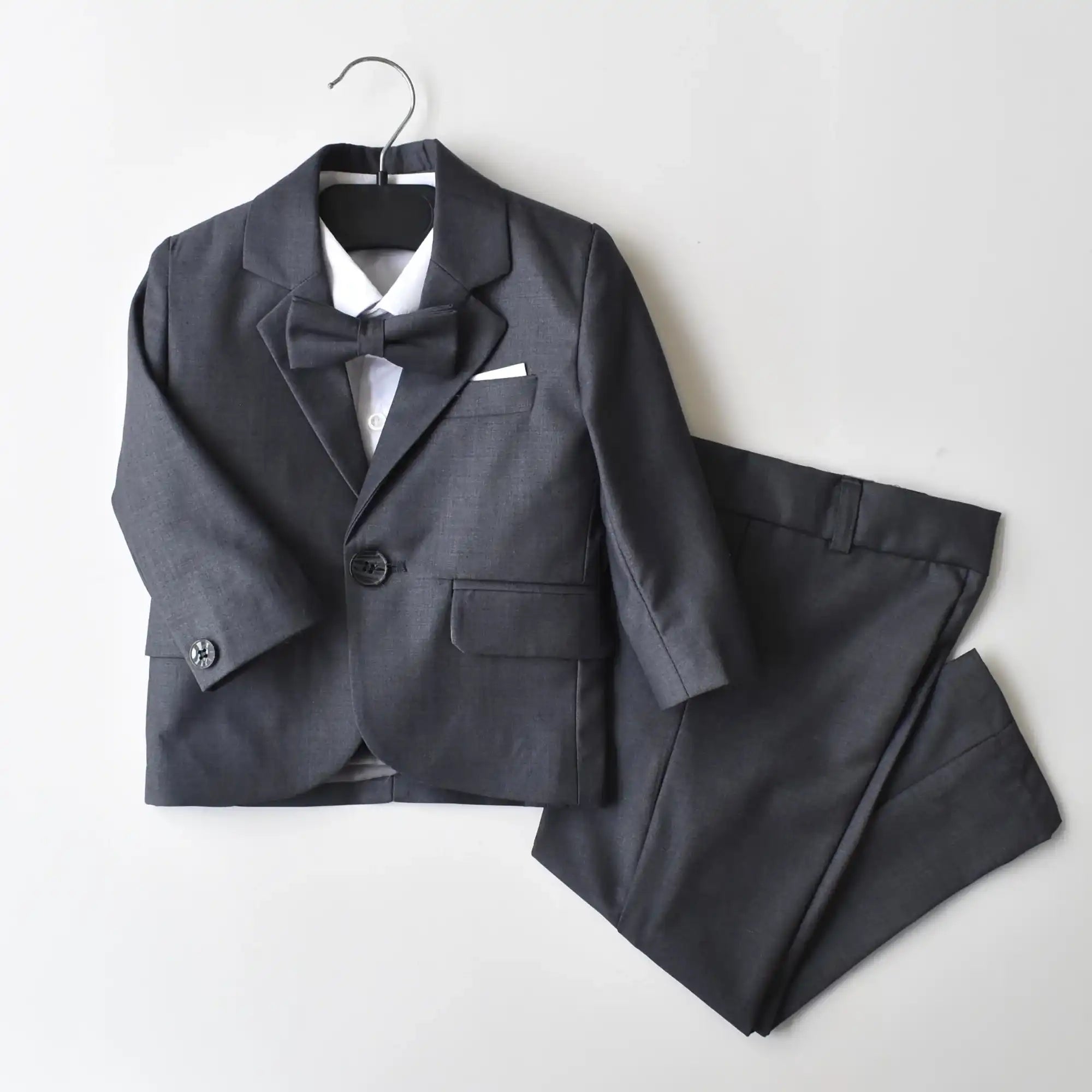 Le costume formel pour garçons du marié