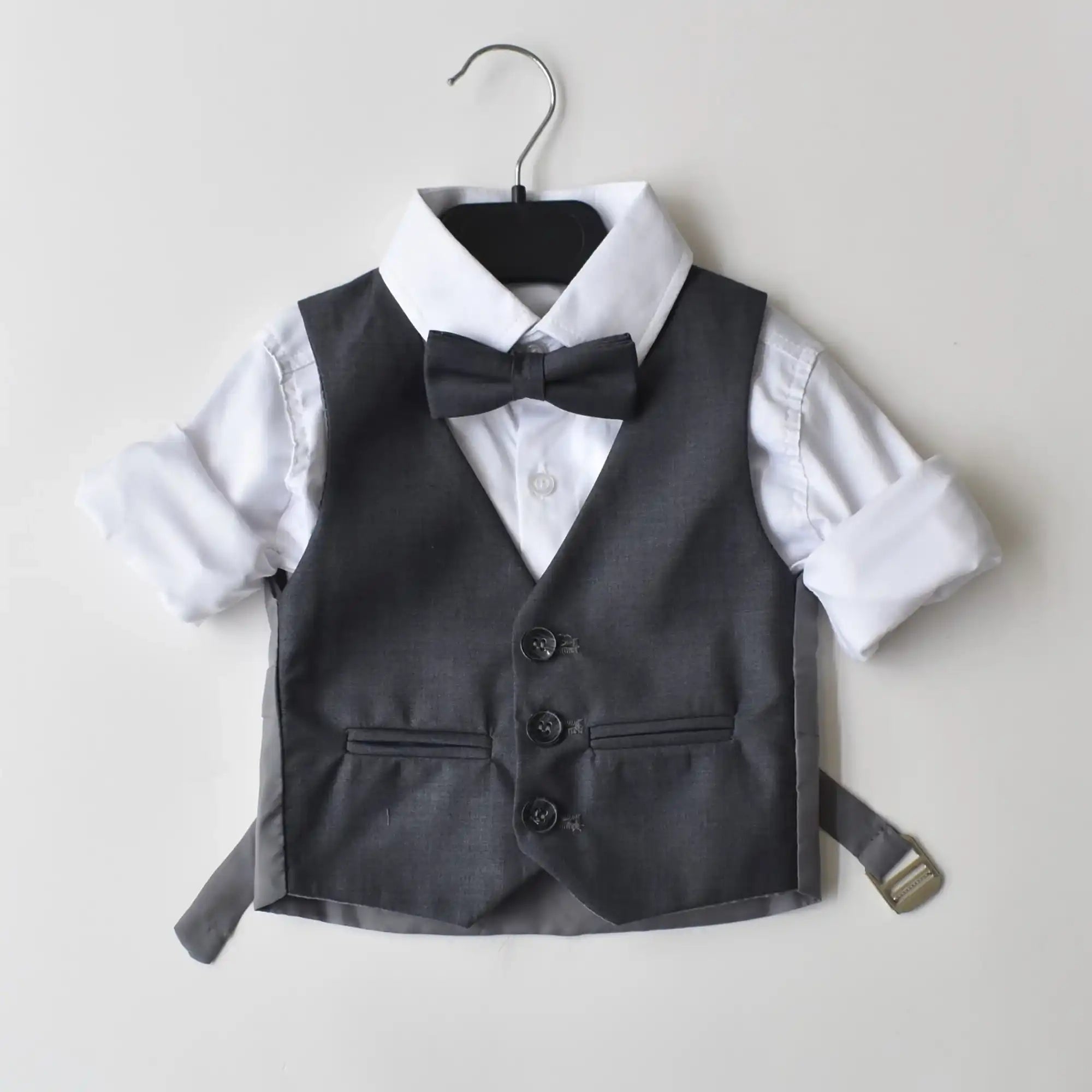 Le costume formel pour garçons du marié